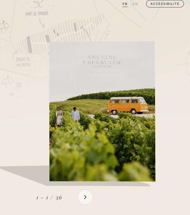 La brochure du Champagne Antoine Chevalier, posée en 3D sur la carte illustrée du domaine