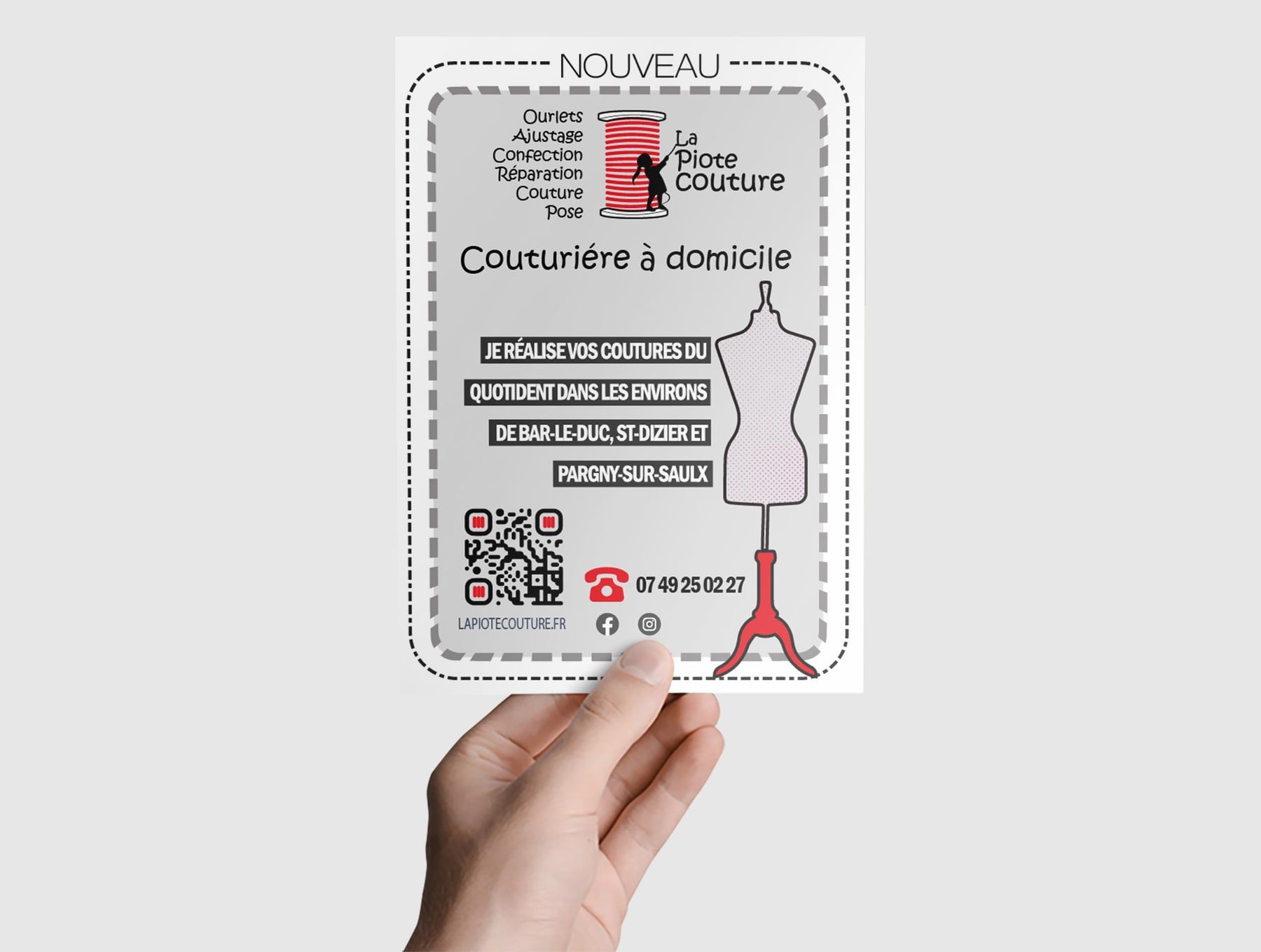 Le flyer de La Piote Couture, tenu en main